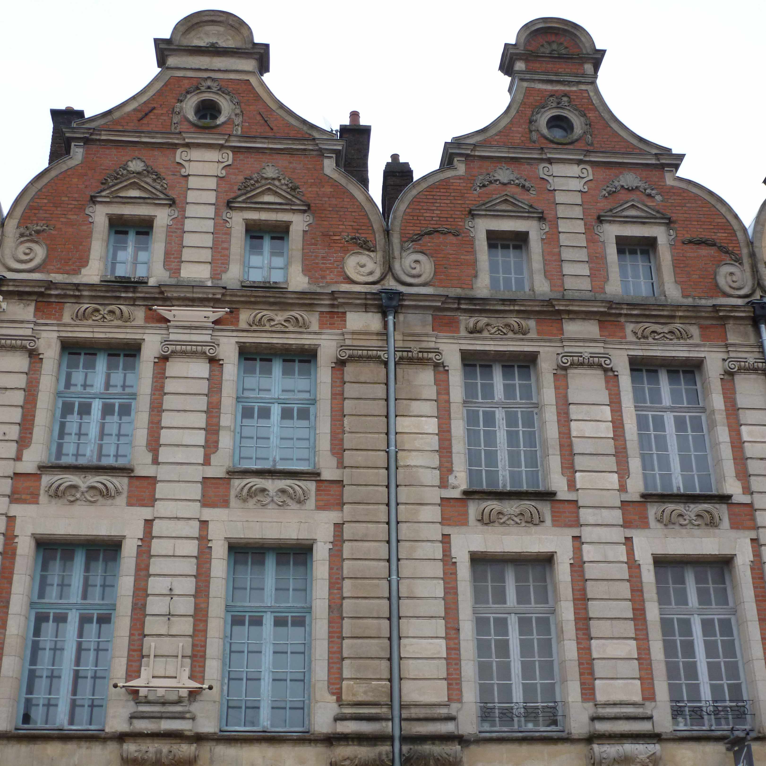 Maison brique pignon a volutes Arras place des heros 2012