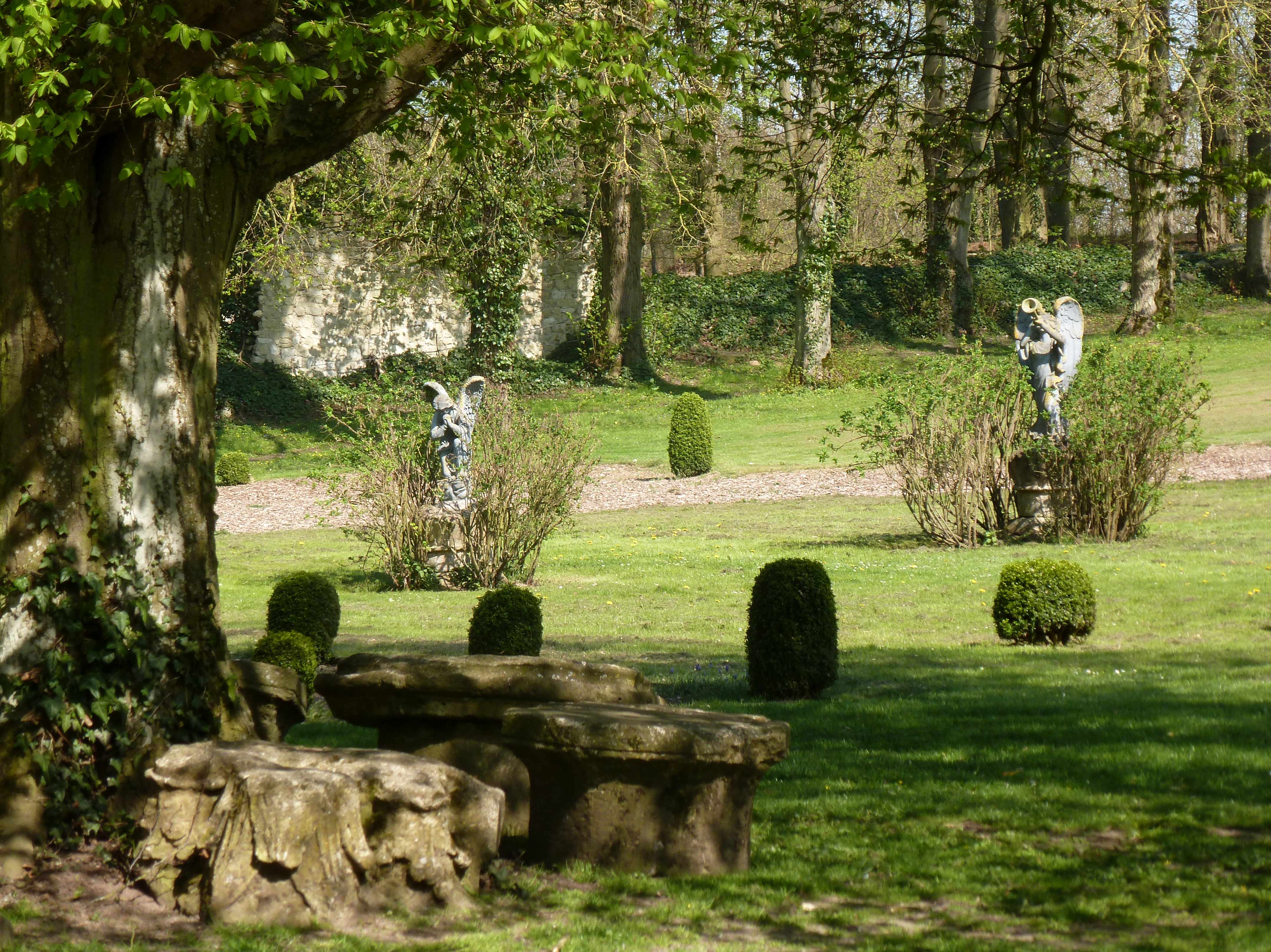 Abbaye Vaucelles jardin buis anges