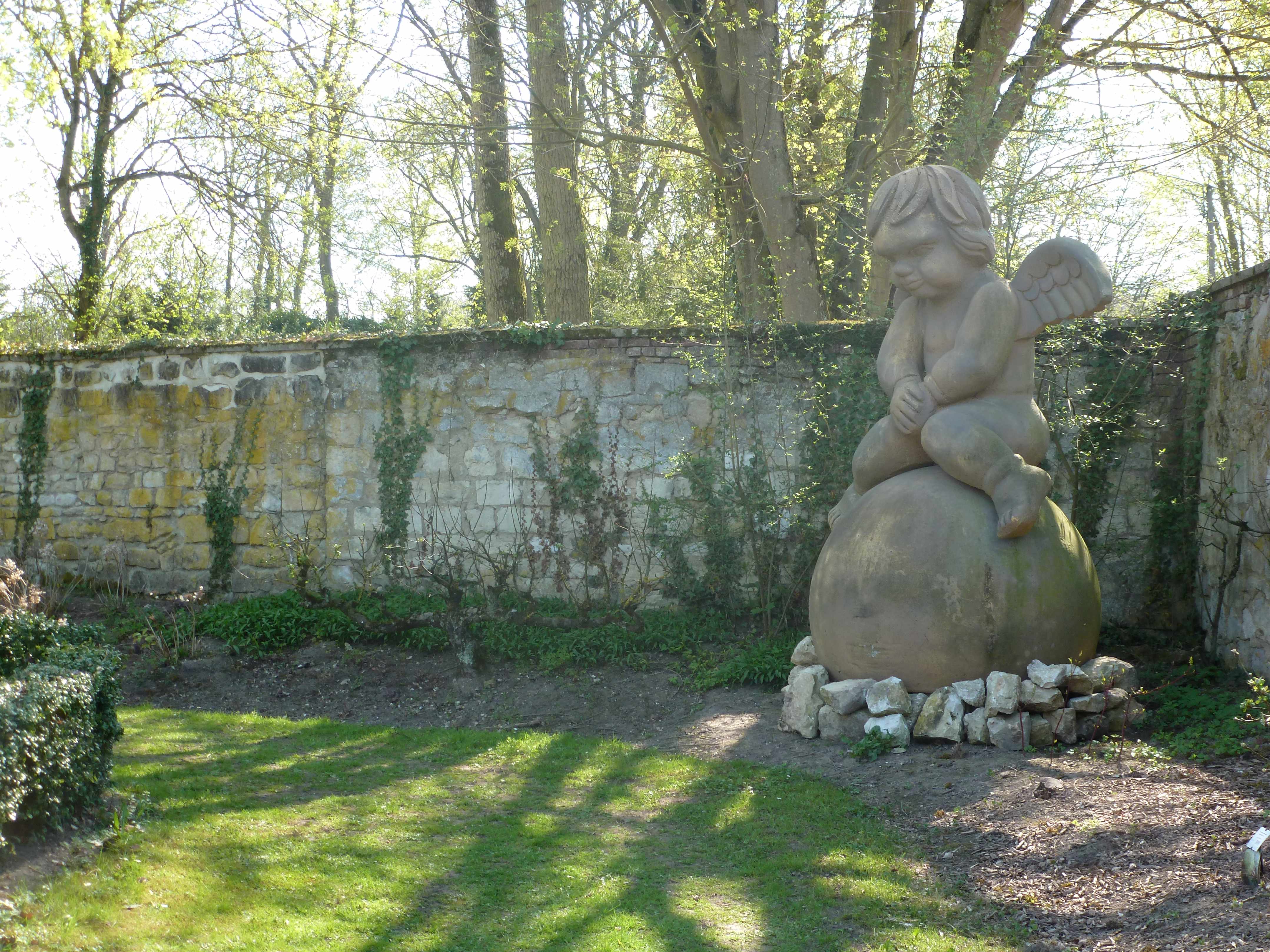 Abbaye Vaucelles gros ange jardin