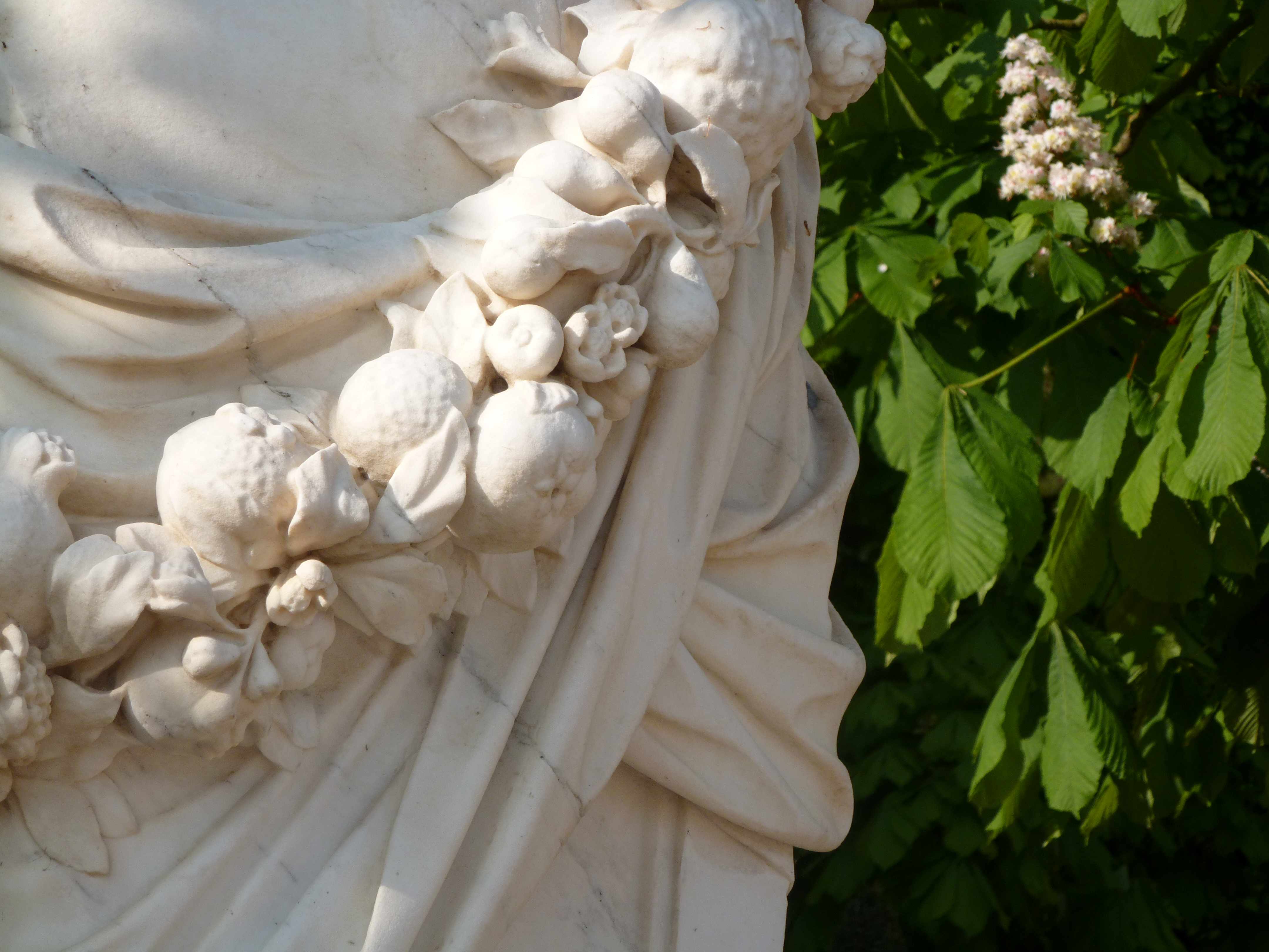 Versailles 05-2013 statue guirlande fruits et marronniers