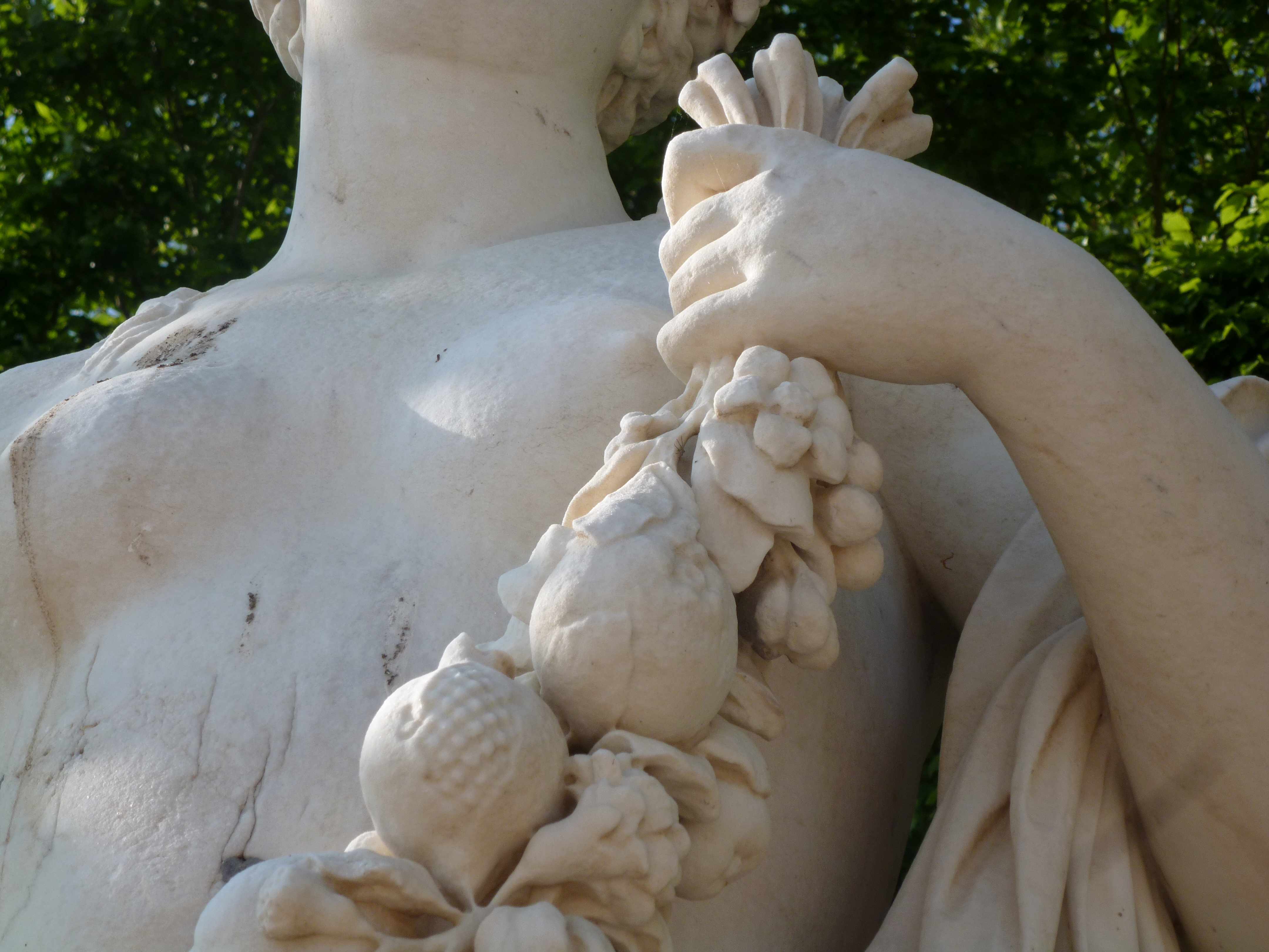 Versailles 05-2013 statue guirlande fruits
