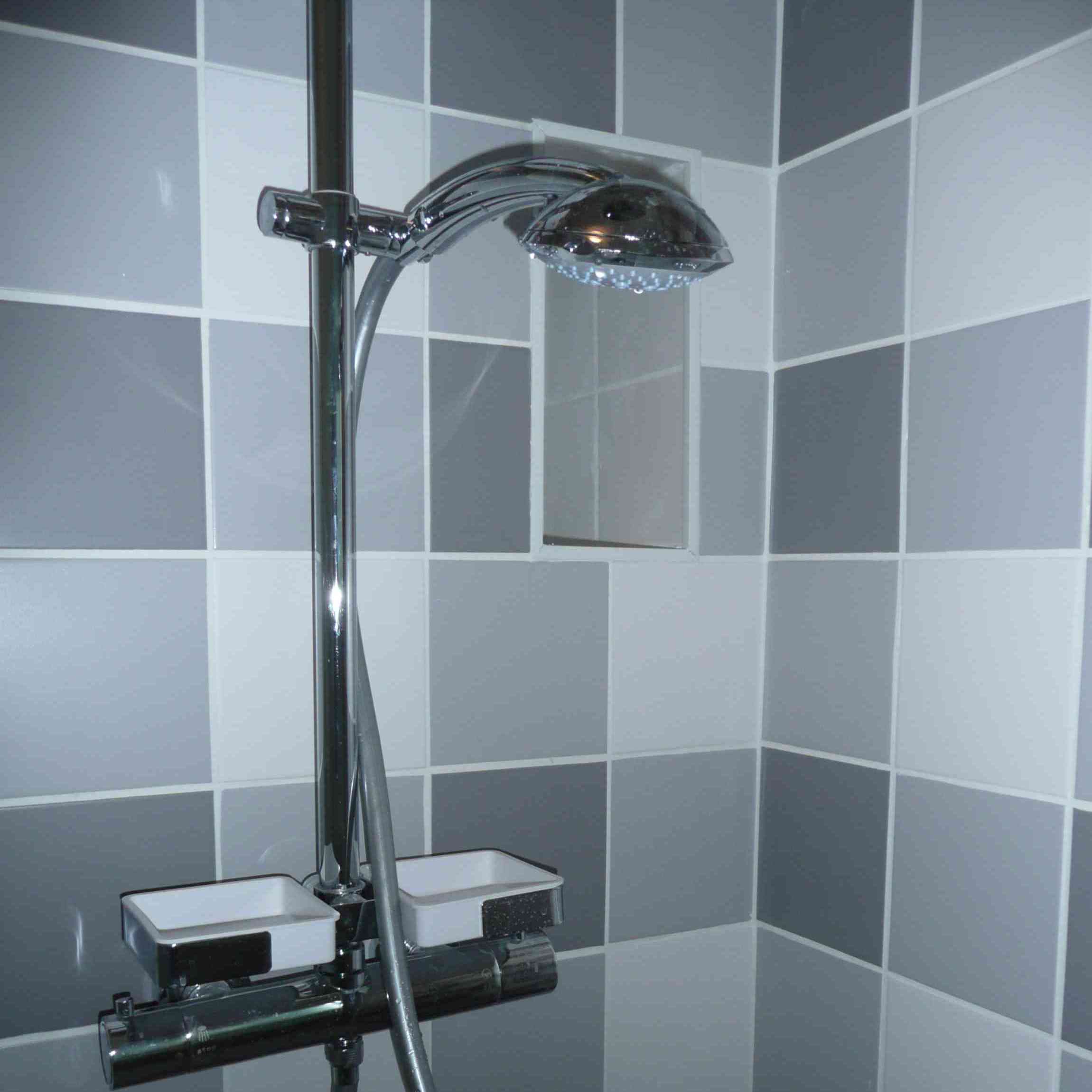 1 an, 3 salles de bain (3) : gris et blanc