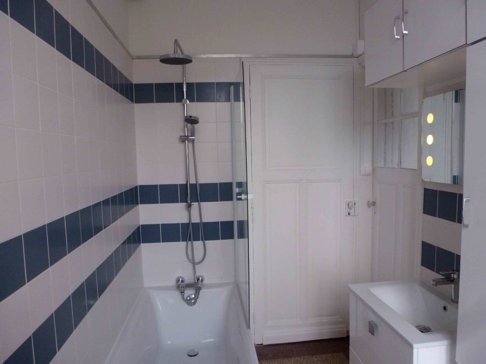 Salle de bain Lille lignes-blanc-bleu