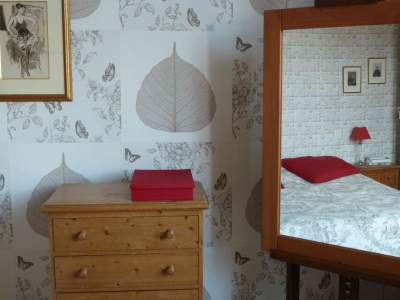 Chambre rouge-beige A TOUS LES ETAGES