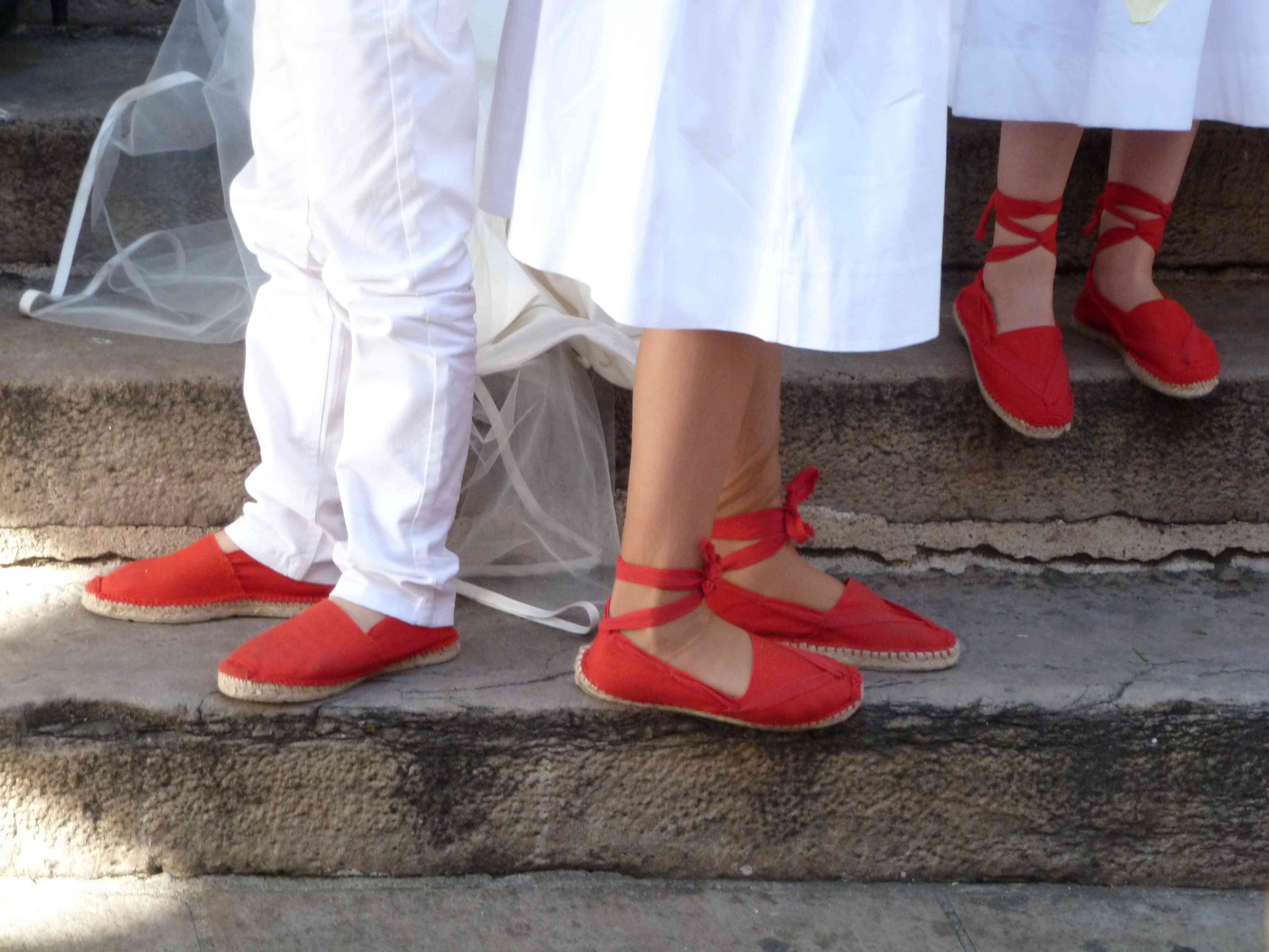 Mariage basque 10-2013 espadrilles rouges
