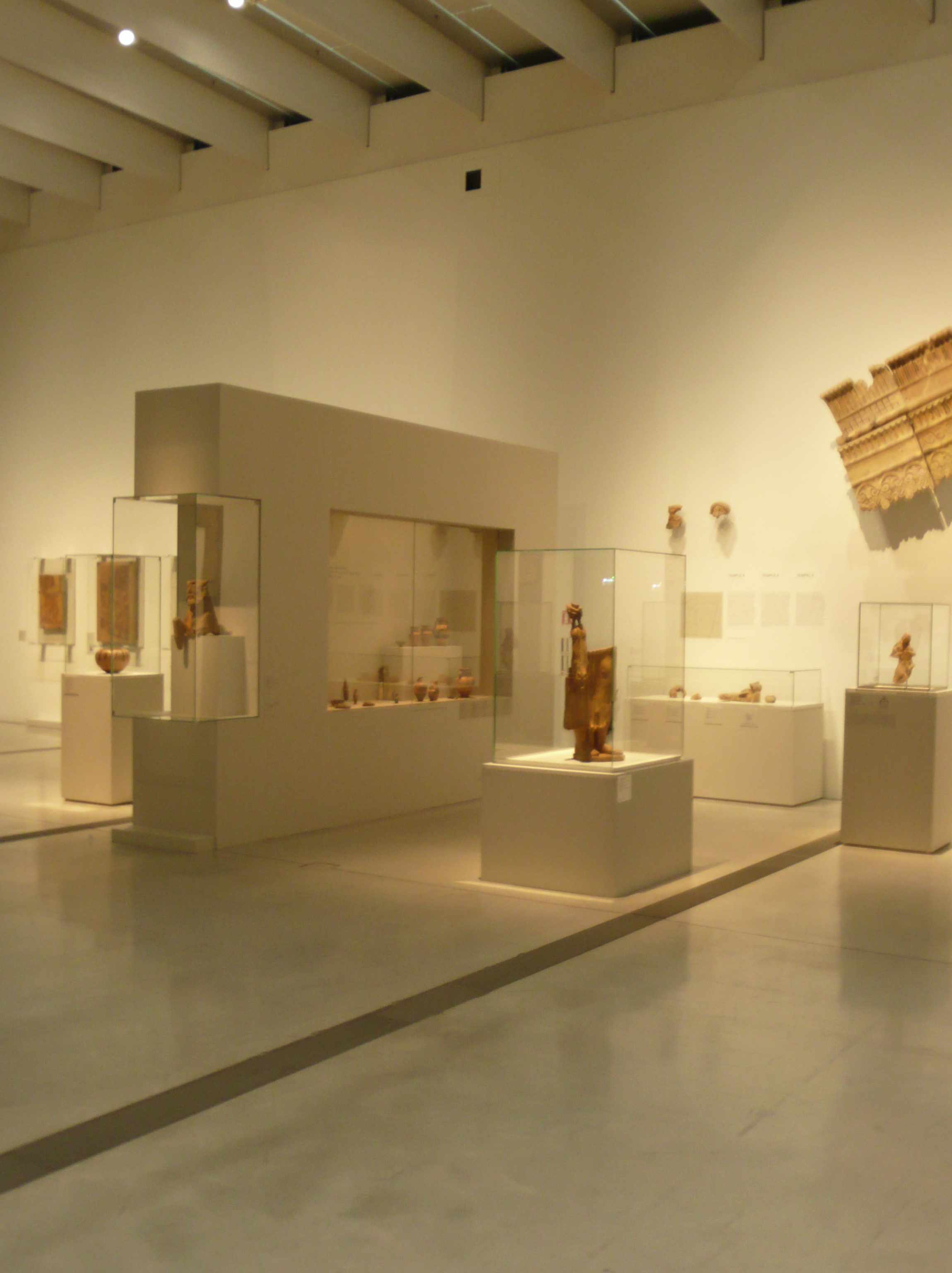 Vitrines Expo-Etrusques-Louvre-Lens-2014