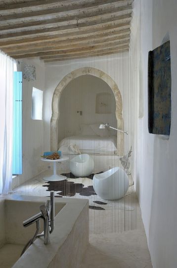 salle de bain Afrique du Nord avec lit dans alcove