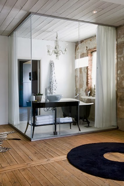 Salle de bain cloison verre et rideaux Hege in France via Nat et Nature