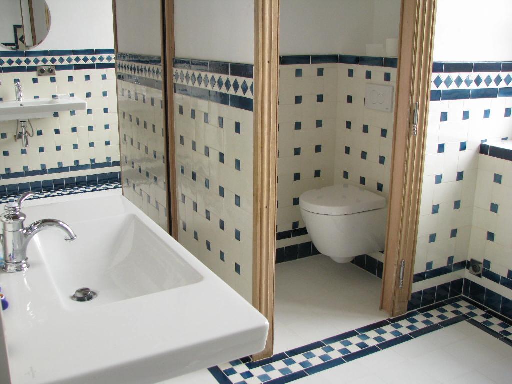 Salle-de-bain--replique-musee-Camondo-Paris-Ceramiques-du-Beaujolais-faience-carreaux-vieux-blanc-10x20-et-cabochons-bleu-ancien-5x5
