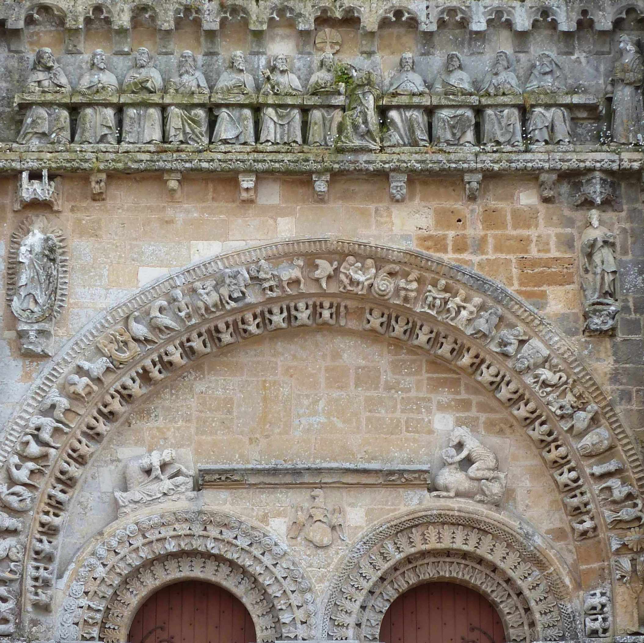 Vouvant-85-eglise-porche-roman-cene