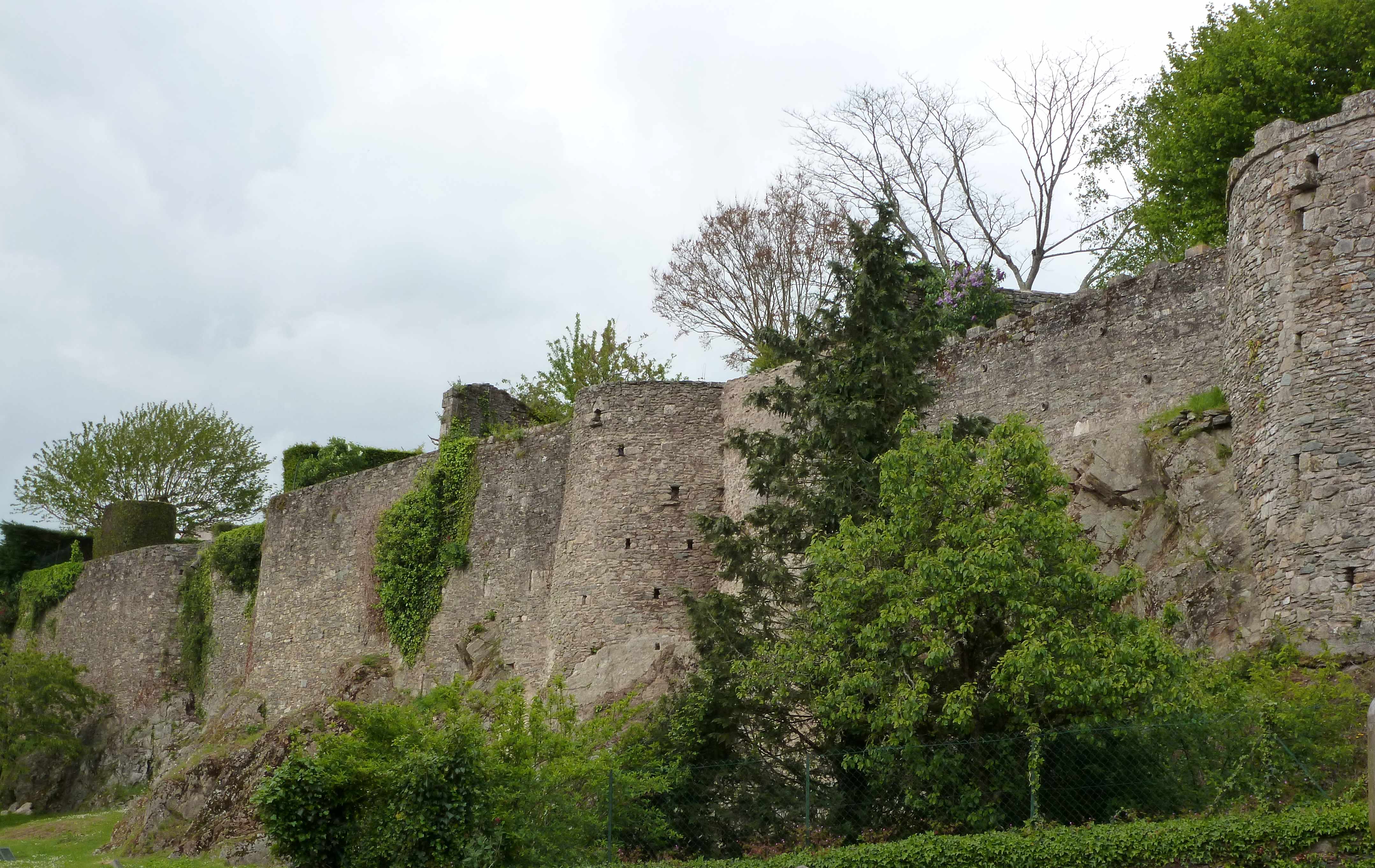 Vouvant-85-remparts-chateau