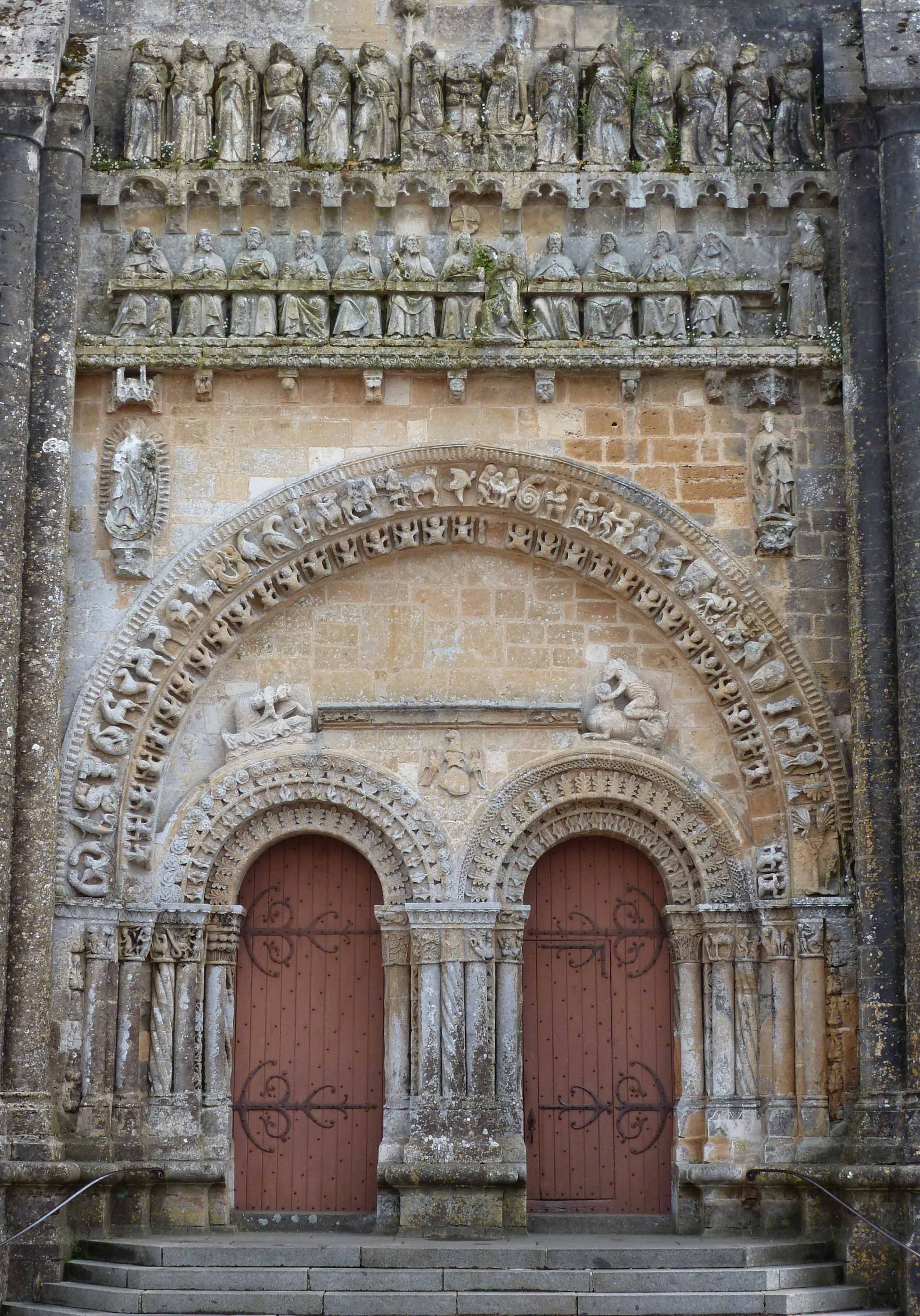 Vouvant-Vendee-eglise-porche-roman