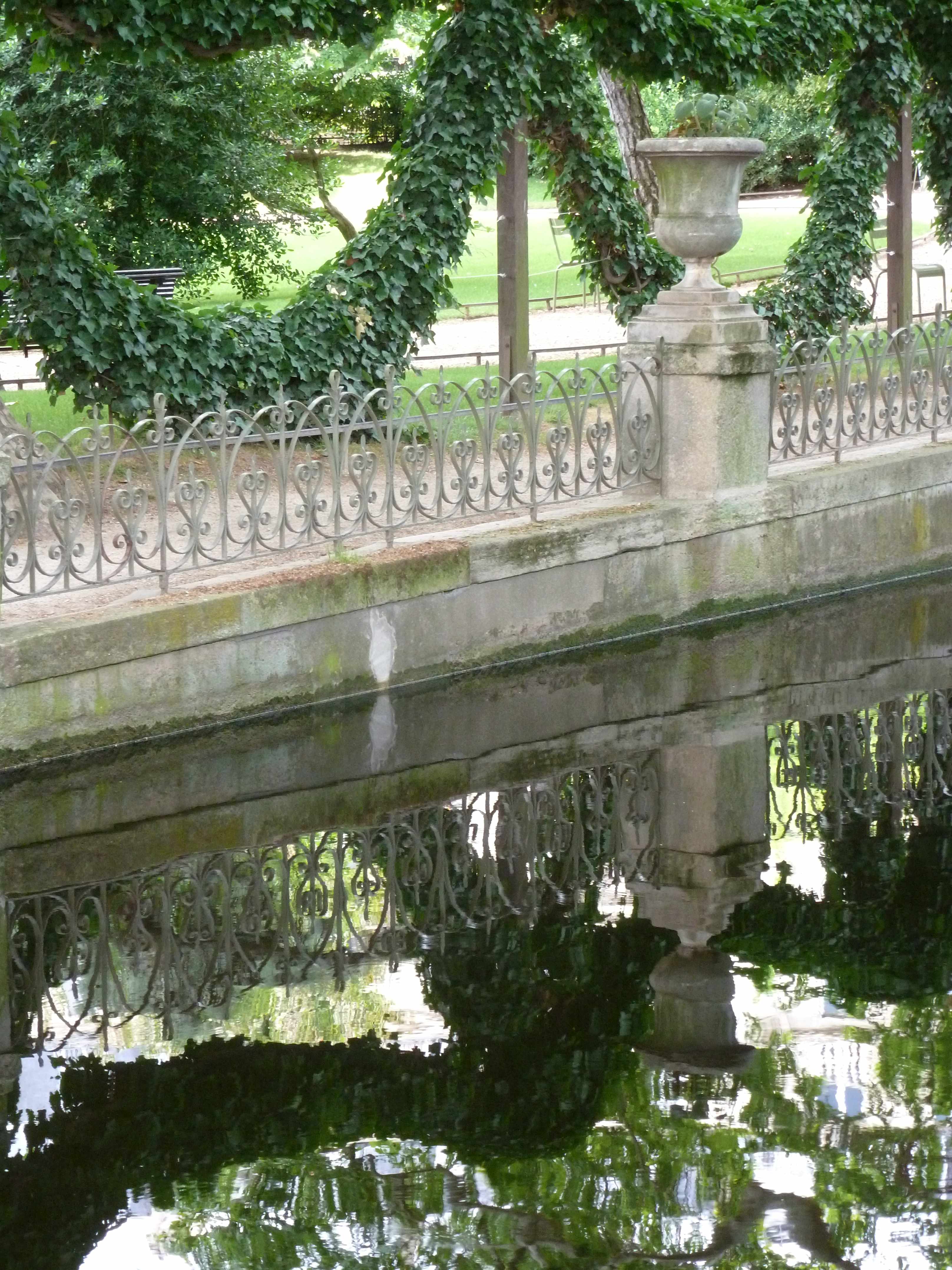 Paris-fontaine-Medicis-jardin-du-Luxembourg-miroir-2014