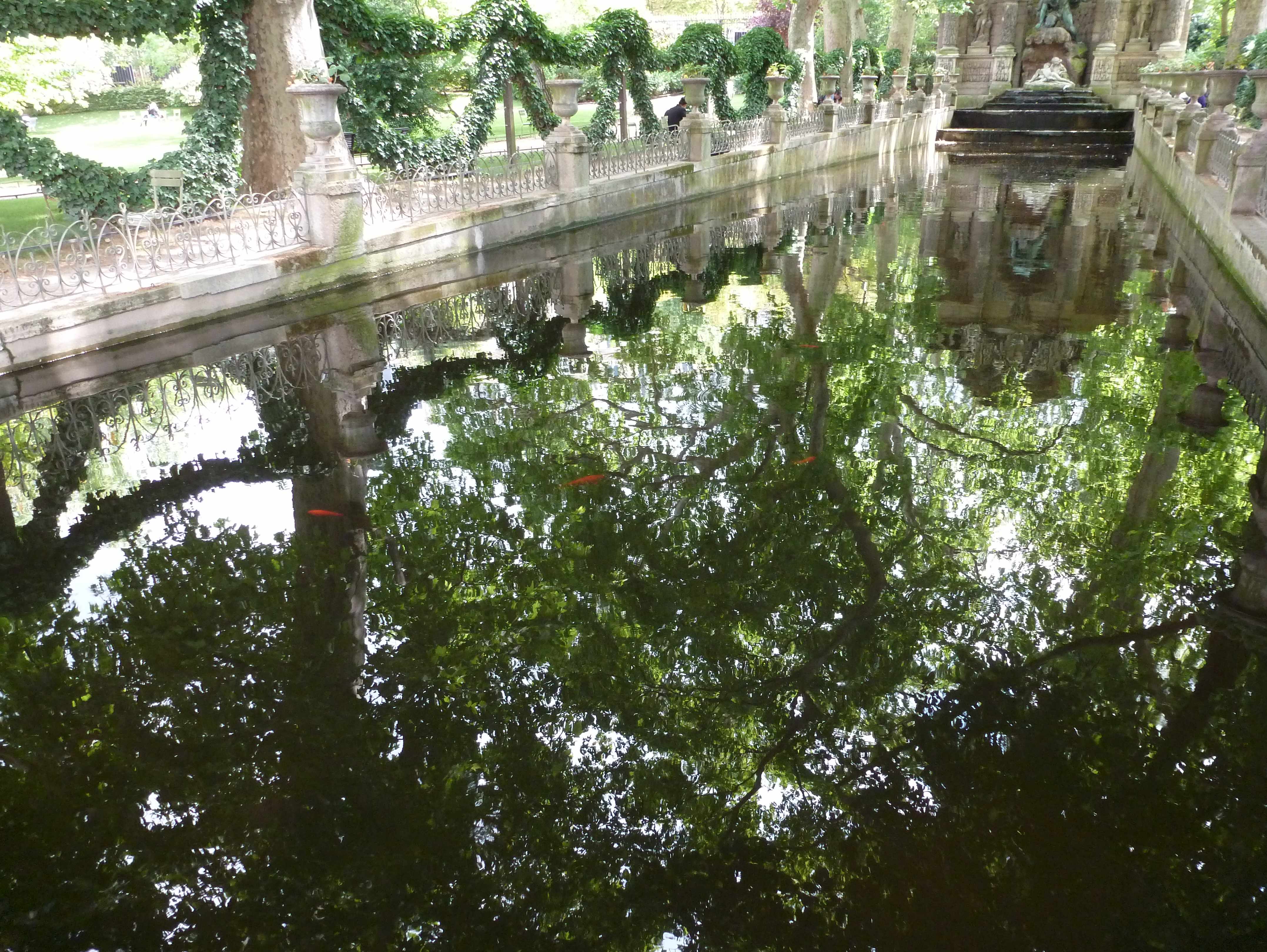 Paris-fontaine-Medicis-miroir-2014