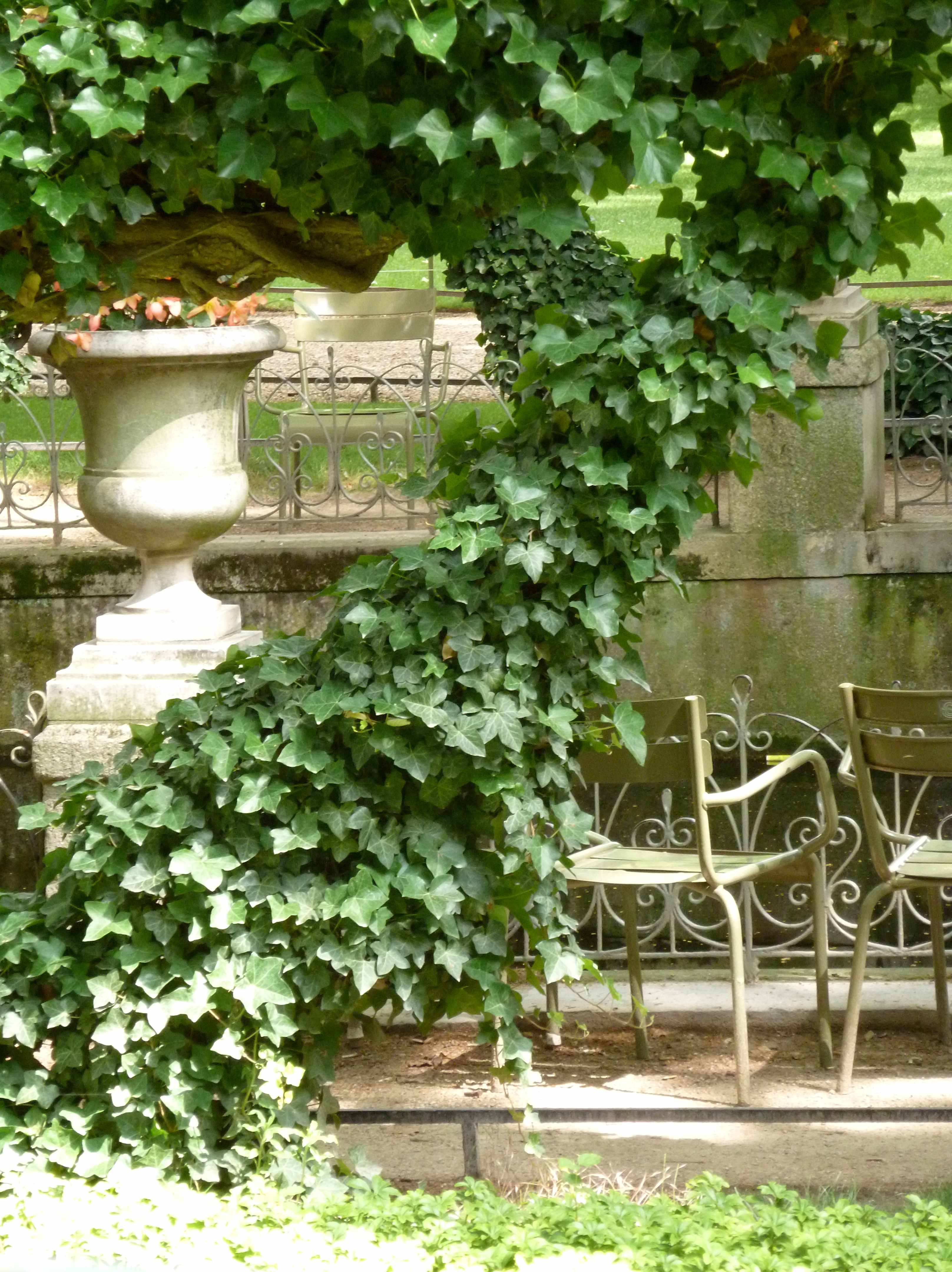 Paris-fontaine-Medicis-Vase-Luxembourg-2014