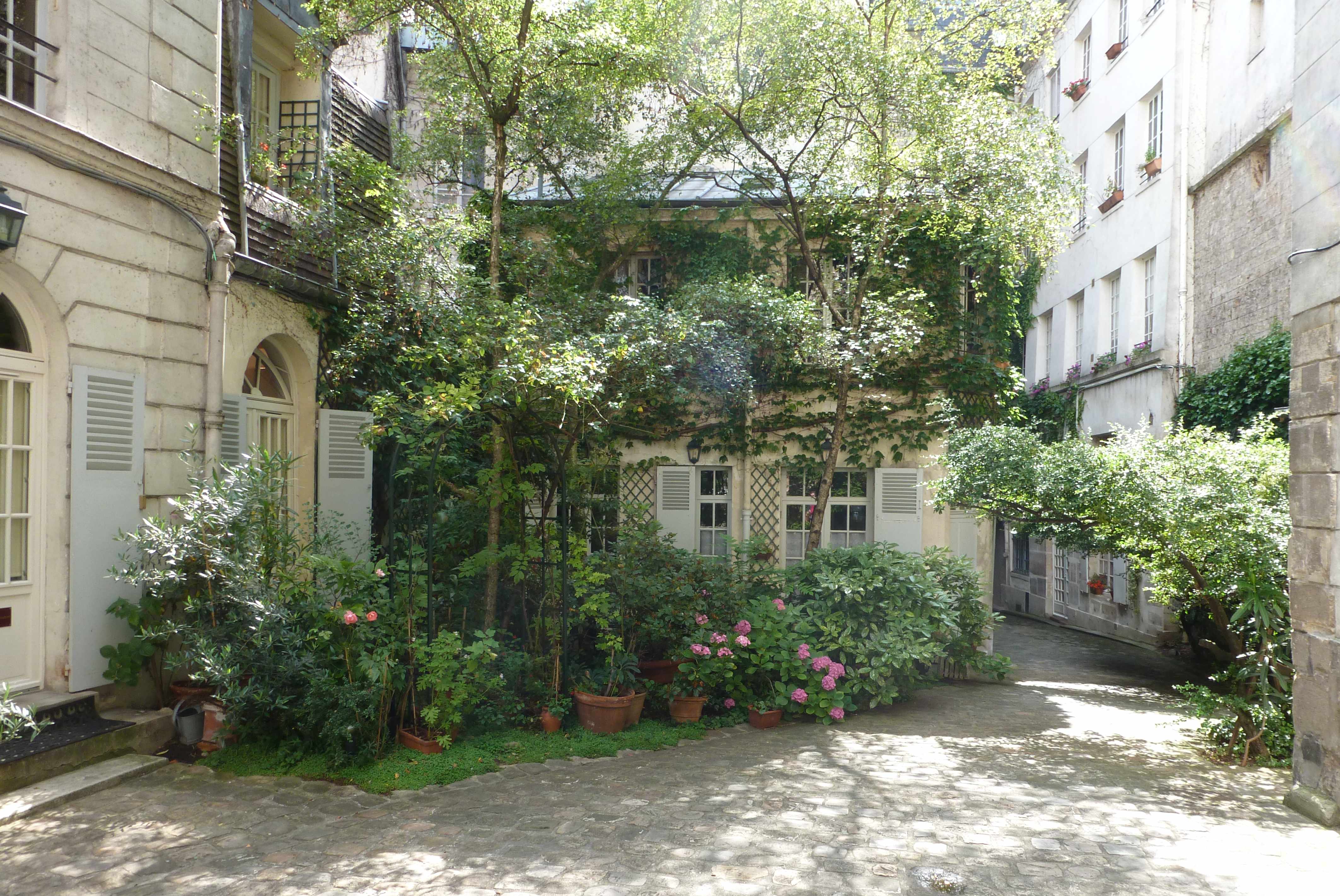 Paris jardin avec treillage dans cour 2014