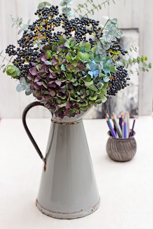 Bouquet bleu-Hydrangea-Viburnum-Eucalyptus-Of-spring-and-summer