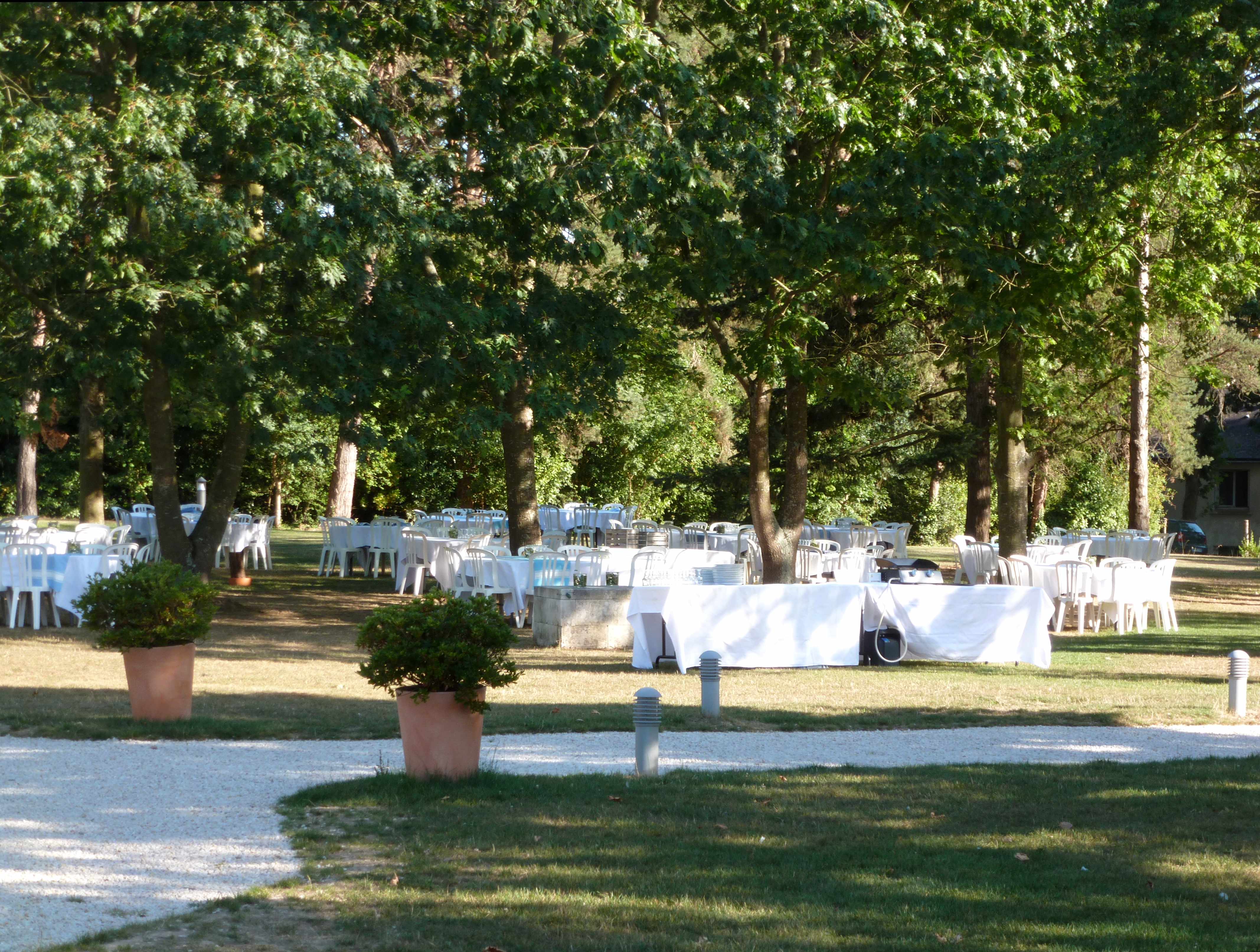 DECO mariage Marie tables sous les arbres