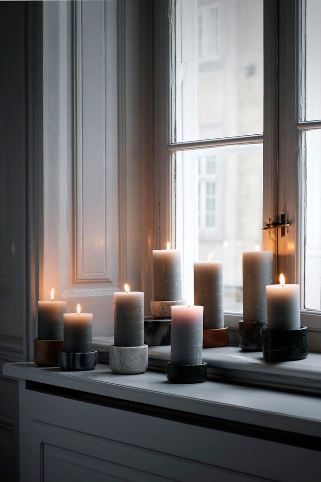 une-ribambelle-de-bougies-sur-la-fenetre_Broste-copenhagen_via_Cote-maison_Mon_salon_a_l_heure_du_cocooning