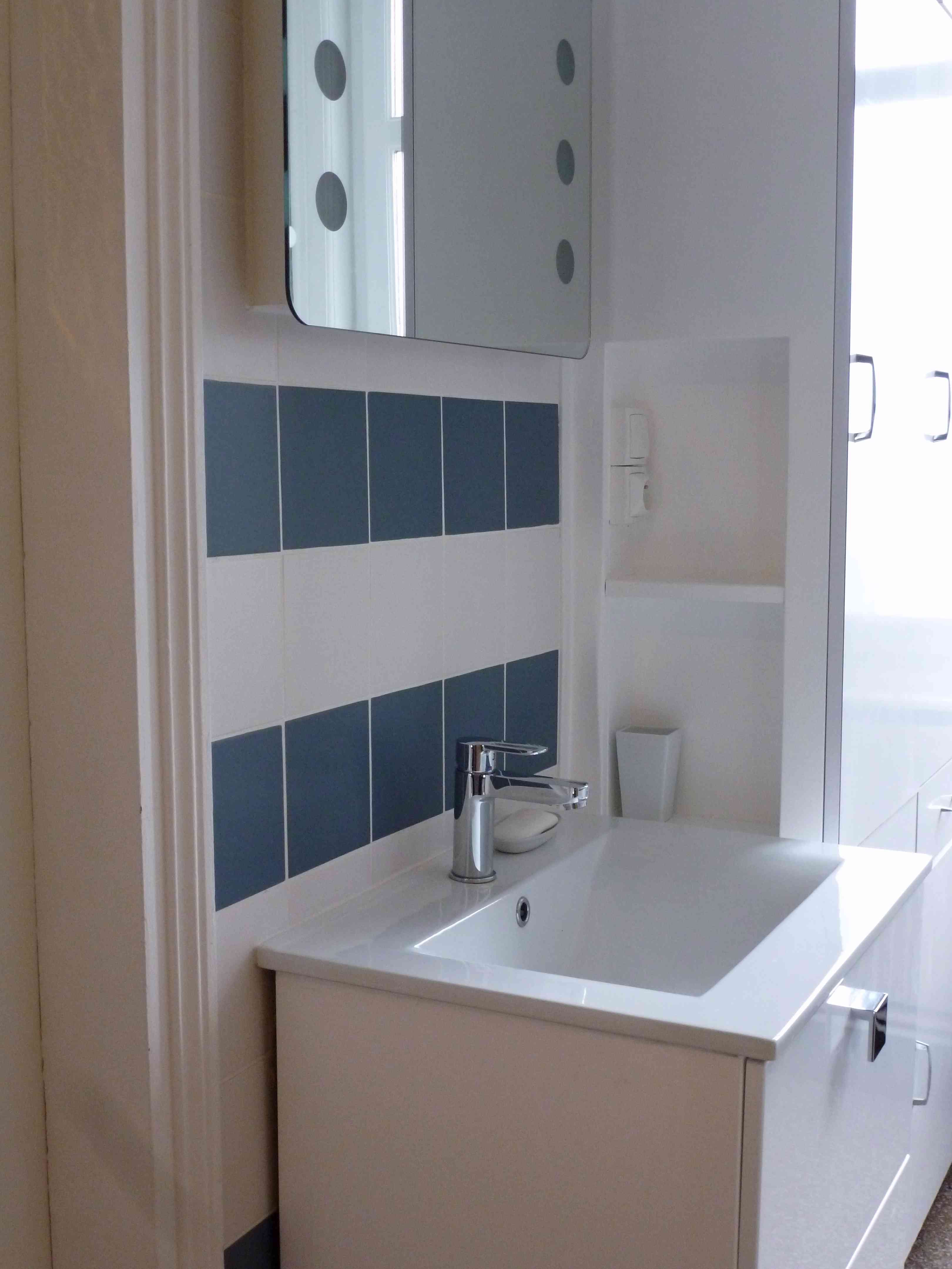 Rénovation de salle de bain couleurs blanc bleu
