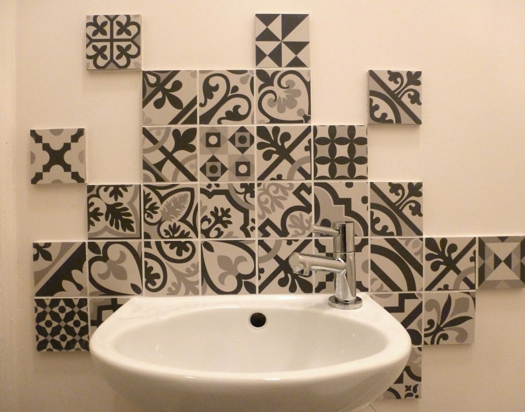 lave-main-WC-carreaux-de-ciment-noir-et-blanc