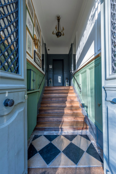 L'entrée vue du bas de l'escalier après rénovation