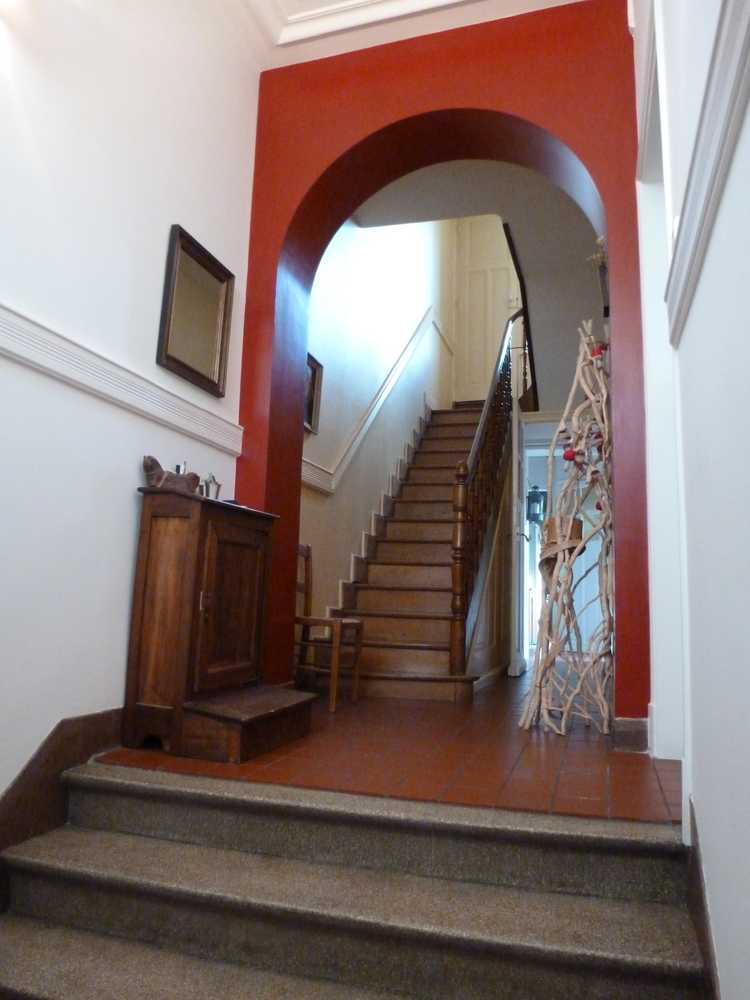 Entree_Lille_escalier_granito_arche_rouge