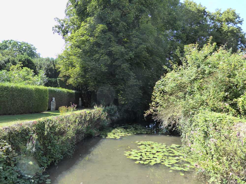 2017-08_Poitou_prieure_Laverre_Aslonnes_jardin_douves