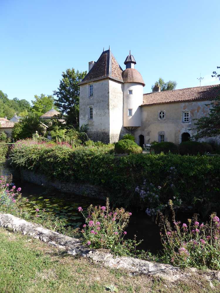 2017-08_Poitou_prieure_Laverre_Aslonnes_jardin_valeriane