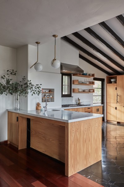 Cuisine_Atouslesetages_conseil_agencement_Remodelista_kitchen-live-oak-wood-cabinets-beamed-ceilings-joliet