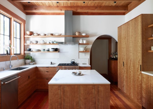 Cuisine_Atouslesetages_conseil_agencement_Remodelista_wood-kitchen-oakand-aya-brackett-remodel-beamed-ceilings-2