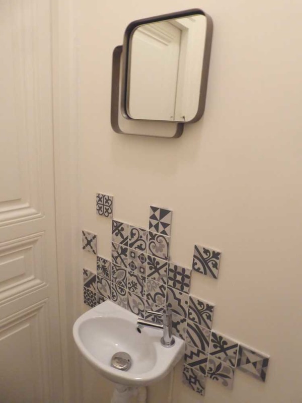 Atouslesetages_conseil-deco_WC_lave-mains_carrelage_ciment_miroir_152