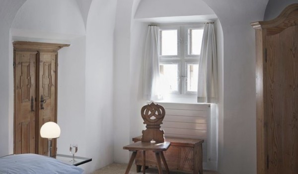 Remodelista Folk chairs-St Moritz