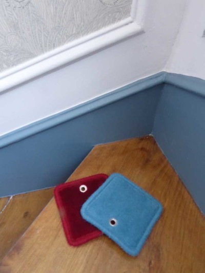 Choix_tapis_escalier_rouge_lisere_bleu-Atouslesetages_conseil-deco