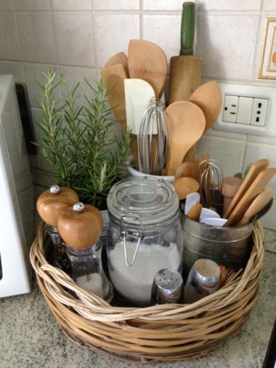 panier-de-rangement-avec-porte-ustensiles-de-cuisine-bocal-en-verre-et-contenants-d-épices-astuce-rangement-cuisine-petit-espace panier-de-rangement-avec-porte-ustensiles-de-cuisine-bocal-en-verre-et-contenants-d-épices-astuce-rangement-cuisine-petit-espace