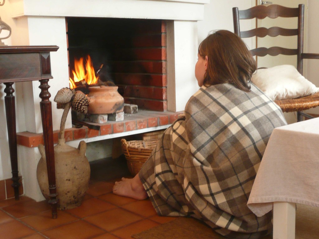 hygge_cocooning_cheminee-plaid_Atouslesetages