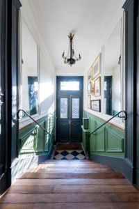 L'entrée vue du haut de l'escalier après rénovation