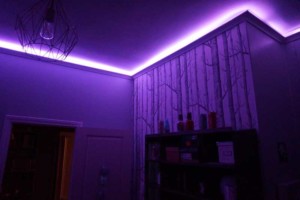 Atouslesetages_conseil_deco_chambre_Bertille_corniche_lumineuse_violet