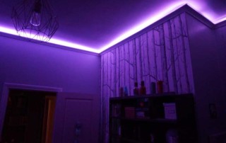 Atouslesetages_conseil_deco_chambre_Bertille_corniche_lumineuse_violet