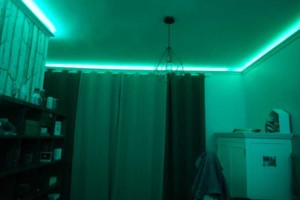 Atouslesetages_conseil_deco_chambre_Bertille_corniche_lumineuse_vert