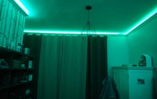 Atouslesetages_conseil_deco_chambre_Bertille_corniche_lumineuse_vert