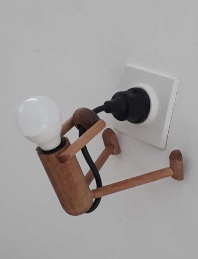 Pinterest_bonhomme-bois_lampe-prise-applique