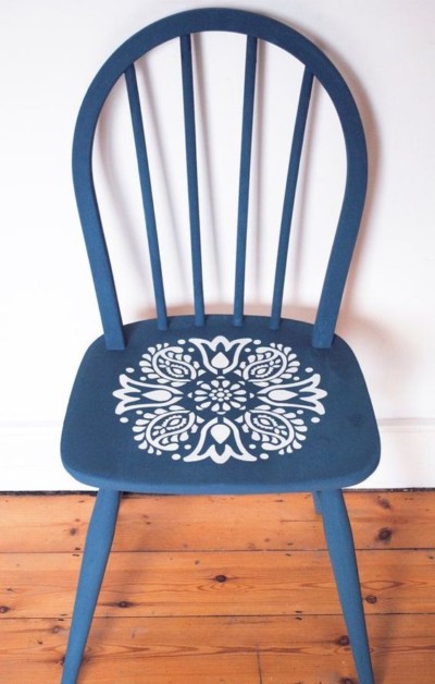 Pinterest_chaise-peinte-pochoir_Etsy