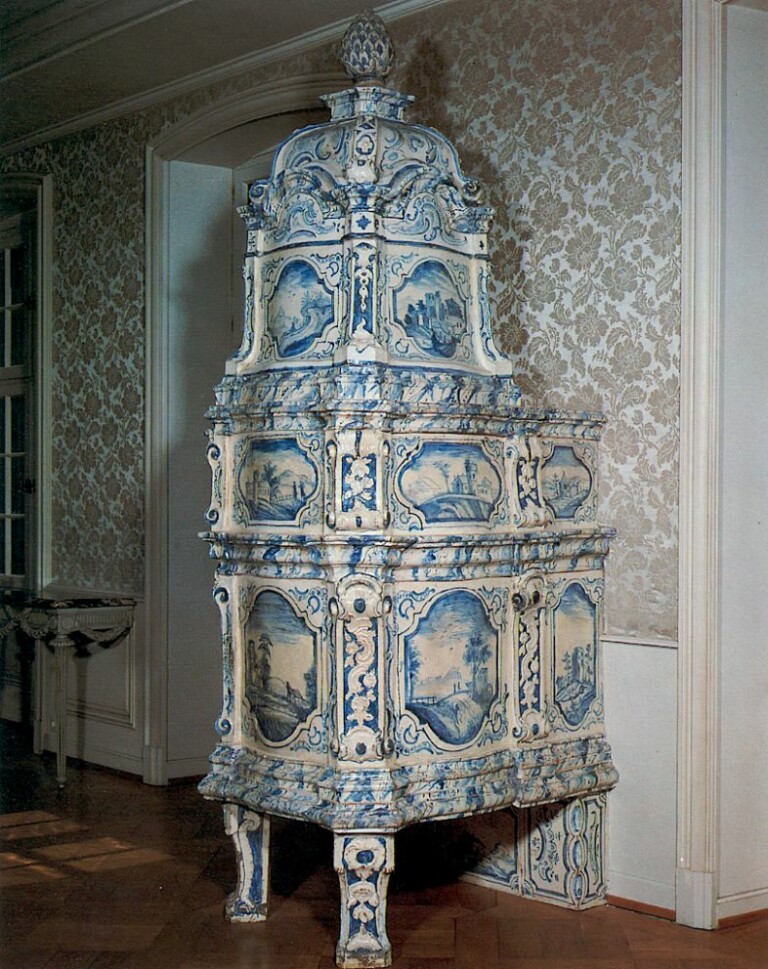 Un chauffage traditionnel à accumulation le poêle de faïence alsacien