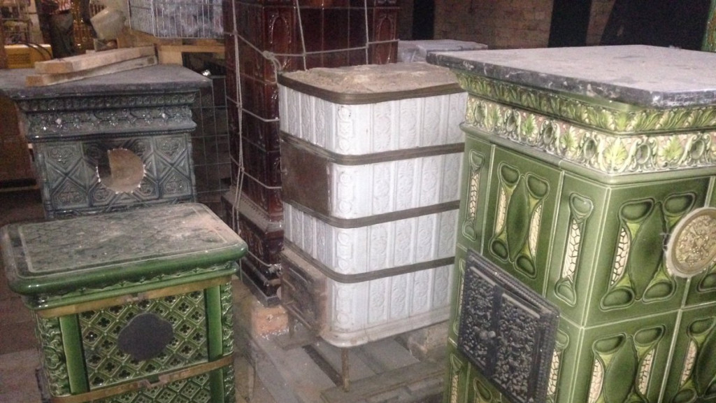 Un chauffage traditionnel à accumulation le poêle de faïence alsacien